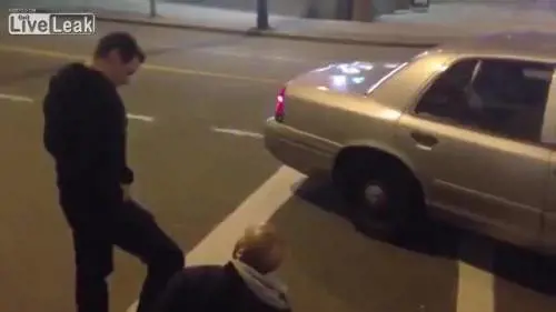 Poliziotto arresta un ciclista e lo prende a pugni