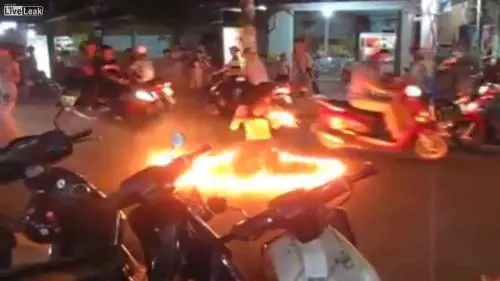 E in Vietnam si balla con il fuoco