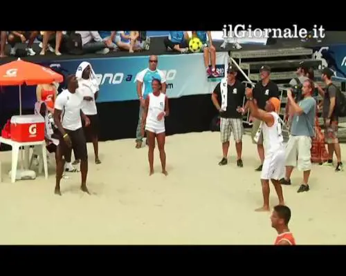 E Bolt gioca a "footvolley"