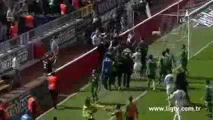 Pugno del portiere al tifoso: caos in Turchia