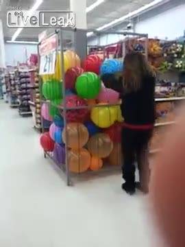 La figuraccia tra i palloni di una ragazza