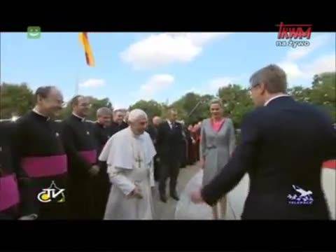 Nessuno dà la mano a Ratzinger