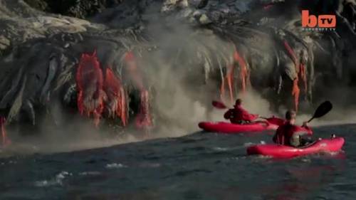 Fare kayak in un fiume di lava