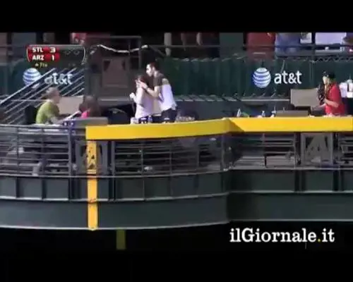 Colpita in piena dalla palla da baseball