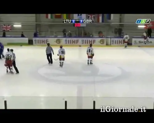 Hockey, lancia la mazza contro l'arbitro