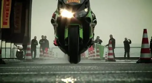 Max Biaggi sul bagnato (sulla portaerei Cavour)