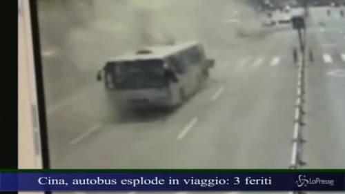 Cina, l'autobus esplode in viaggio