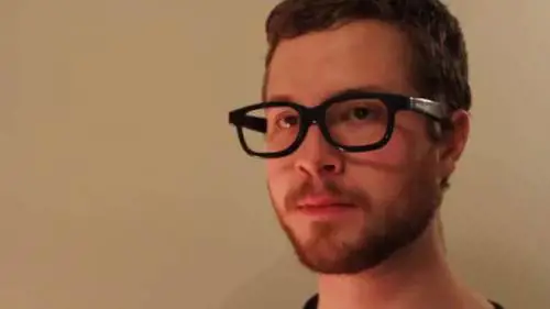 Uomini che mangiano come animali