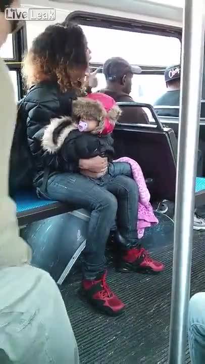 Scoppia lite su un autobus e lancia la bambina