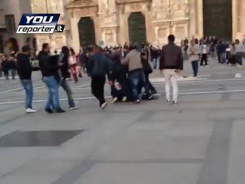 Milano, rissa in Piazza Duomo