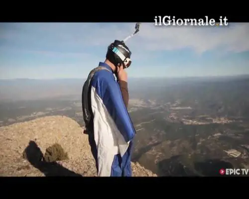 In volo con la tuta alare