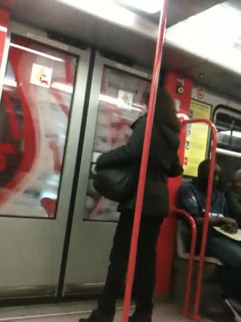 La donna che perde la testa in metro