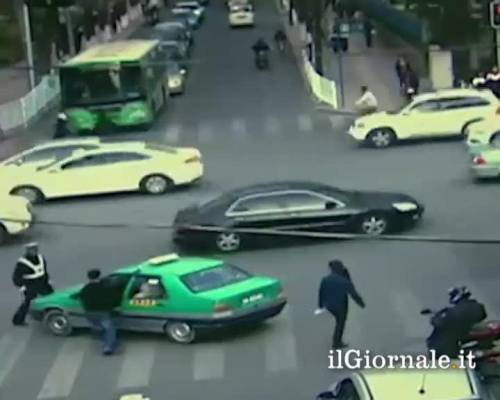 Cina, tassista porta in giro un vigile