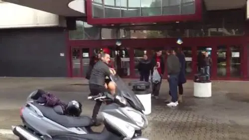 Rissa tra donne finisce in mutande