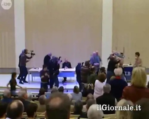 Le Femen protestano (nude) contro il monsignore