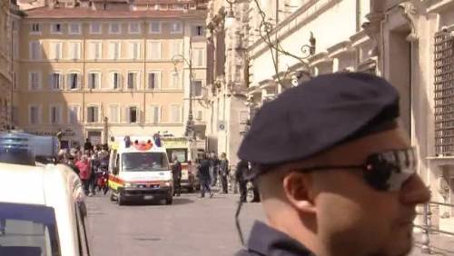 Ambulanza lascia piazza Colonna