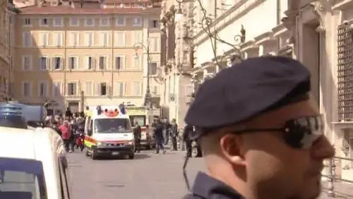 Ambulanza lascia piazza Colonna