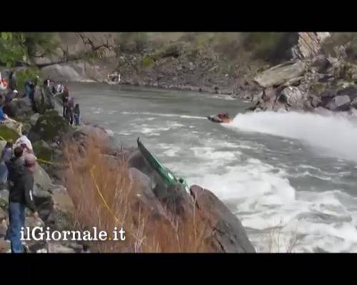 Motoscafo si schianta sulle rocce