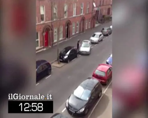 Quindici minuti tentando di parcheggiare