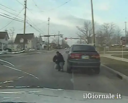 La polizia lo ferma, lui spara col kalashnikov