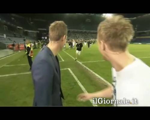 Il calciatore che "abbatte" il cronista