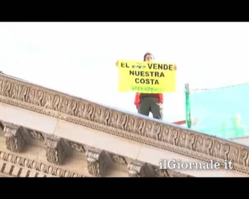Madrid, attivisti di GreenPeace scalano il parlamento 