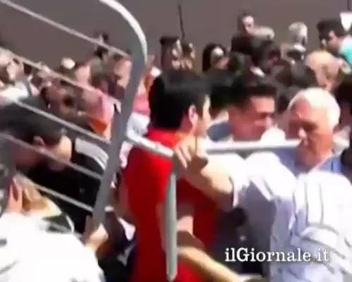 Napoli, follia da sconti: due feriti nella calca al supermercato