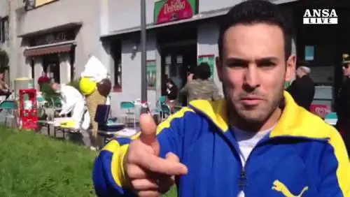 Milano, clandestino prende a picconate i passanti