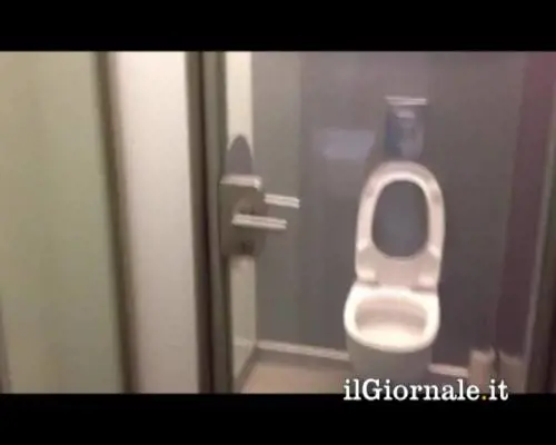A Vienna i bagni pubblici con le porte trasparenti