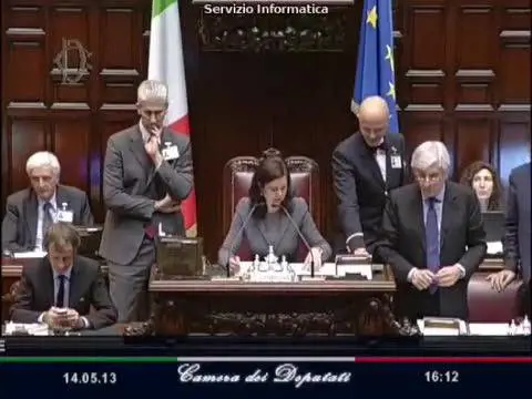 In aula si parla di immigrazione e la Boldrini se la ride