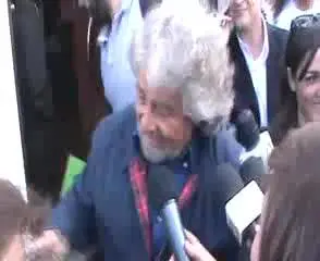 Figuraccia di Grillo che non riconosce la sua candidata