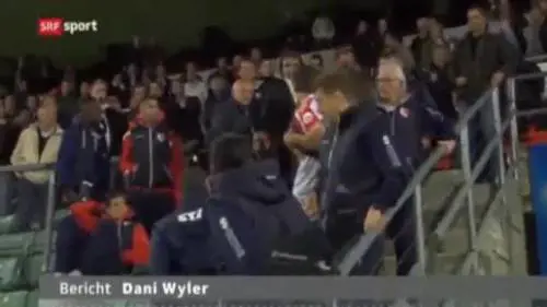 Giocatore furioso tenta di scagliarsi contro il presidente