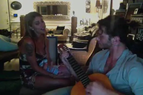 Belen canta la ninna nanna al suo piccolo Santiago