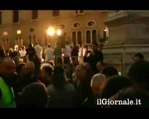 Vicenza, Grillo scende dal camper: "Ma c'è gente?"