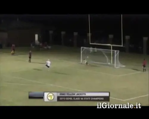 Portiere para rigore, ma la palla torna indietro