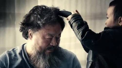 Ai Weiwei diventa cantante metal con "Dumbass" (idiota)