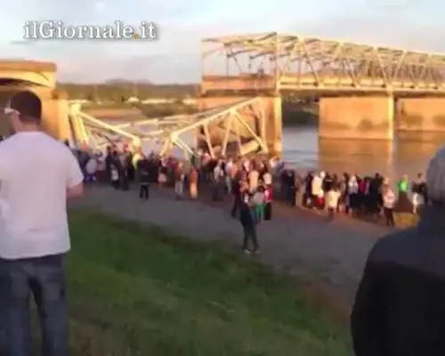 Ponte crolla durante transito delle auto