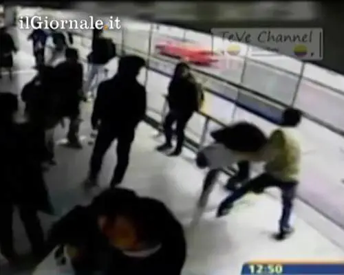 Ladro maldestro investito da un autobus