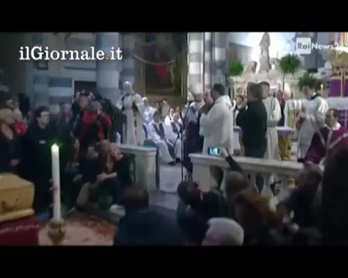 Bagnasco fischiato ai funerali di Don Gallo