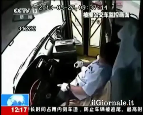 83enne aggredisce autista e provoca incidente