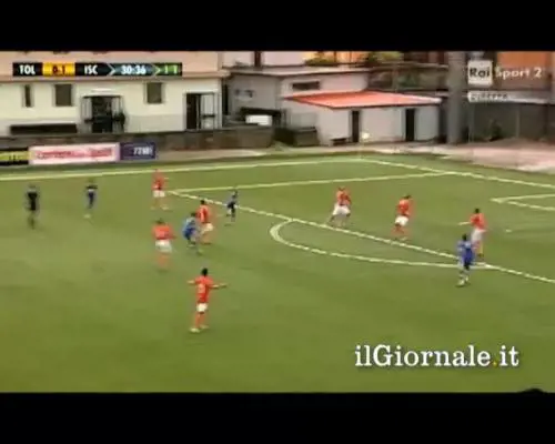 Rinvia controvento e la palla entra in rete