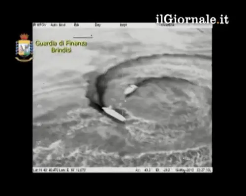 Brindisi, inseguimento in mare come James Bond