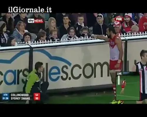 Australia, supporter razzista allontanata dallo stadio