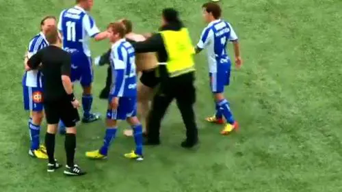 Invade il campo. Placcato da un giocatore
