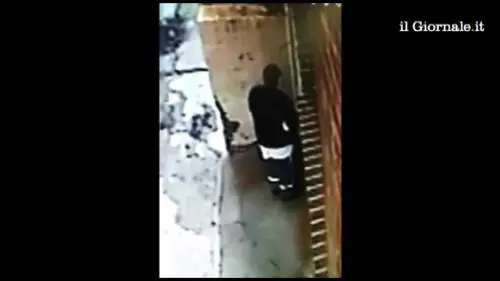 Gavettoni a chi fa pipì nel suo vicolo
