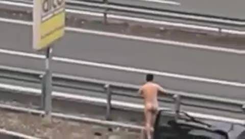 Uomo corre nudo per strada