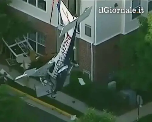 Usa, aereo precipita su una casa