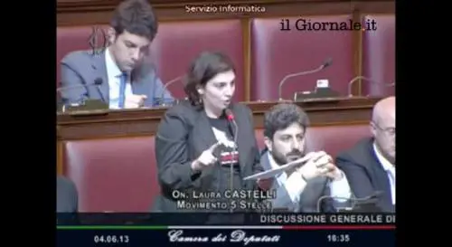 Laura Castelli (M5S) invoca l'uso dell'olio di ricino