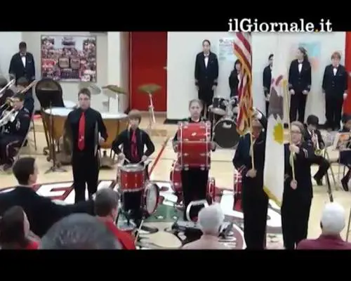 Strumento rotto durante inno, ragazzo improvvisa 