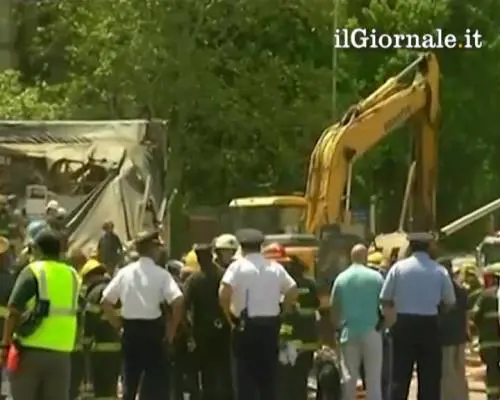 Philadelphia, donna estratta viva dalle macerie
